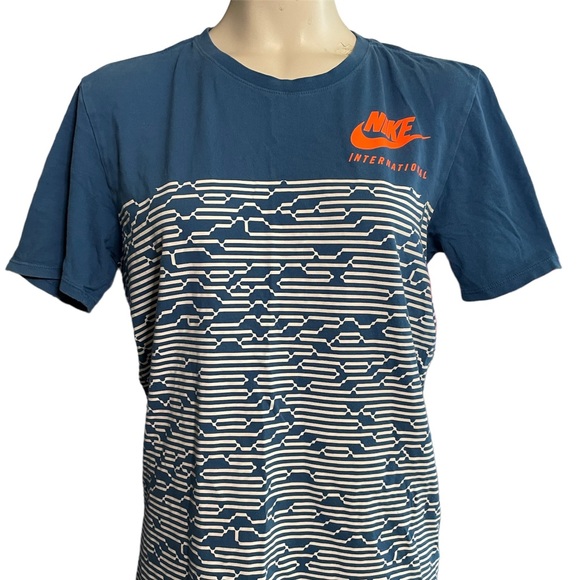 Nike International T-shirt, size Medium - Picture 1 of 4